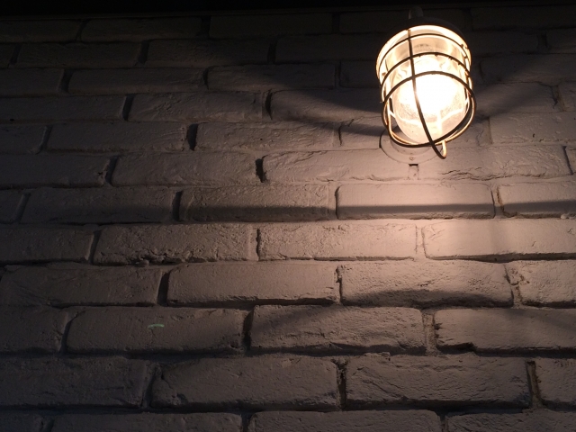 レンガの壁と街灯